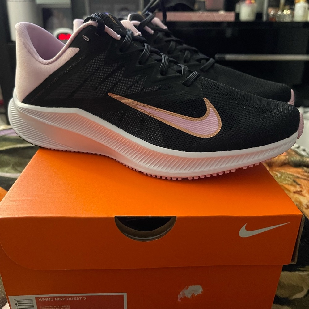 Like new… WORN 1X Nike CD0232-009 Quest 3 Women's Size 9 Black/White/Soft Pink